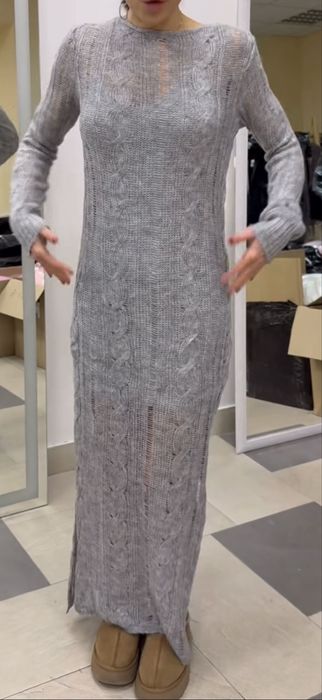 Сукня вʼязана.