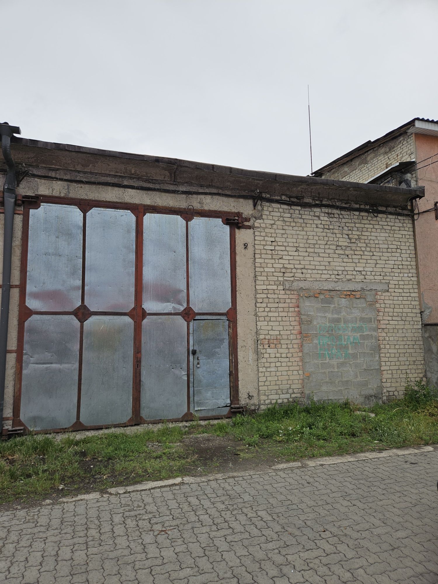 Приміщення, гараж.