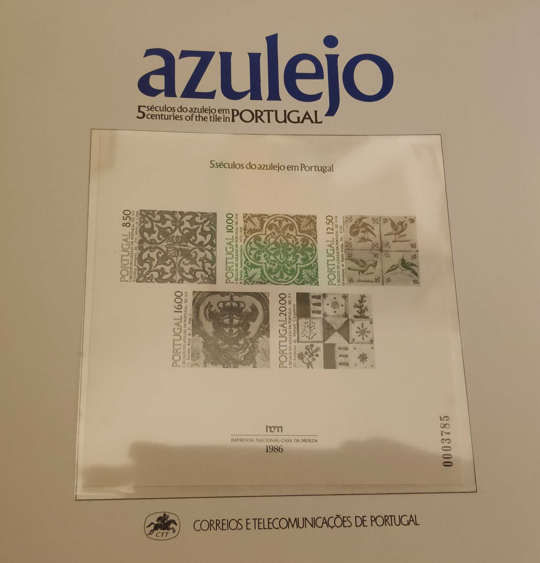 Livro CTT Cinco Séculos do Azulejo em Portugal com selos