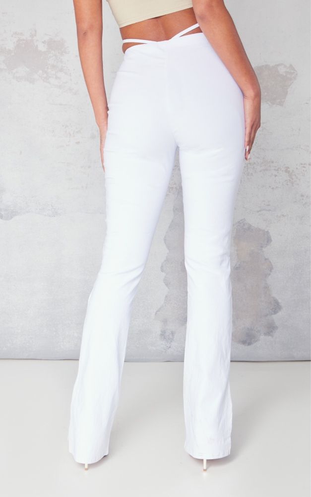 Стрейчеві білі штани розміру L від Pretty Little Thing