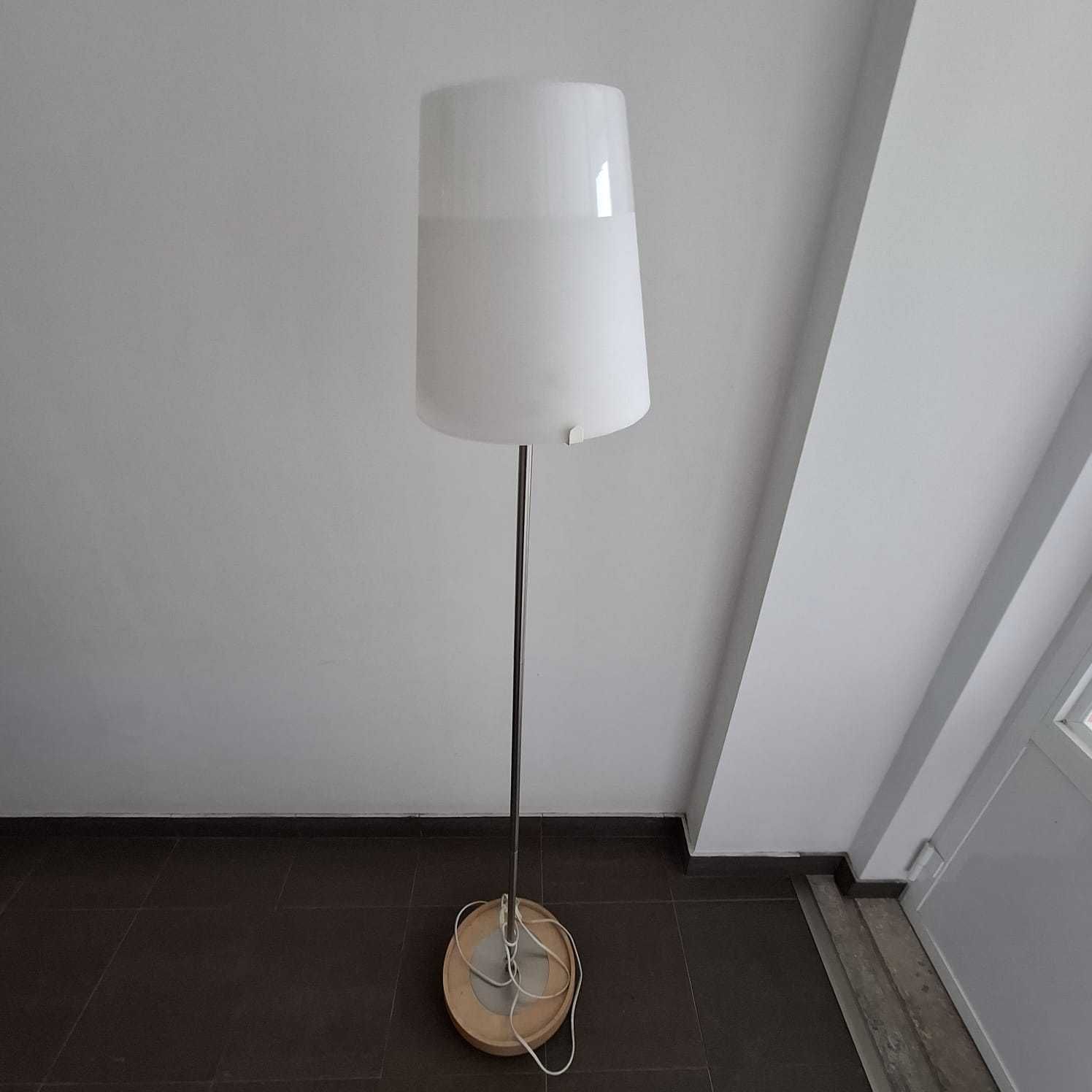 Candeeiro de pé com base em bétula e abajour em vidro branco