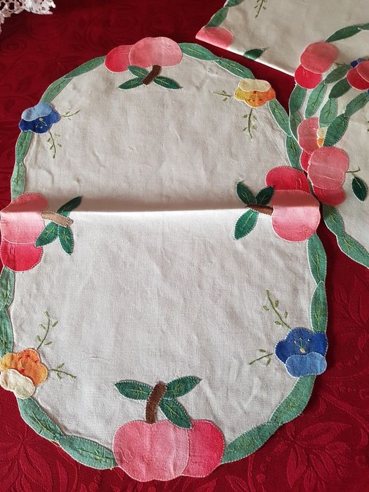 Naperons com aplicações em tecido