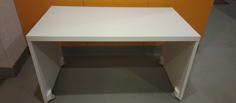 Biurko BRW-MICKE IKEA -szafka IKEA-fotel IKEA-polka Ikea