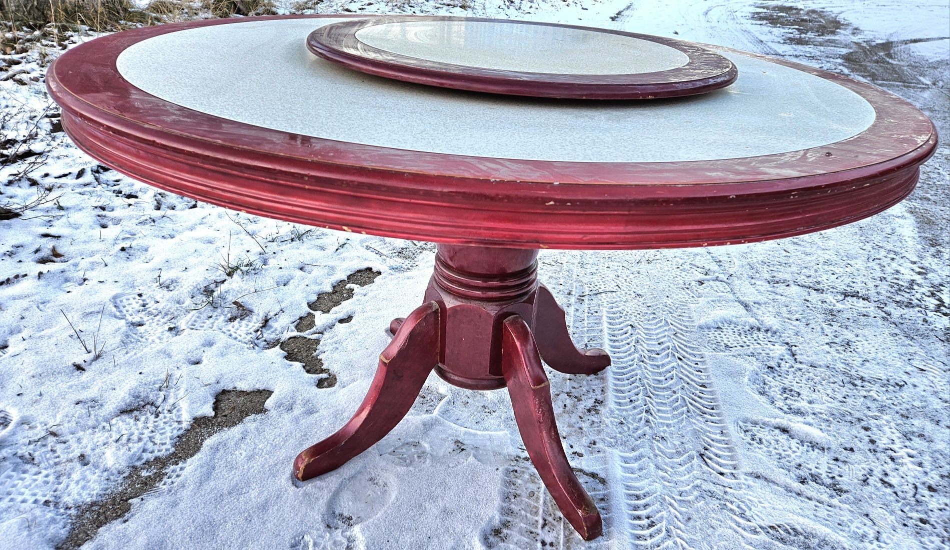Duży okrągły stół z nadstawką obrotową