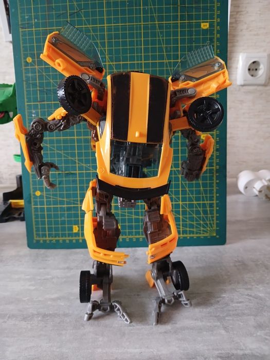 Трансформер Бамблби оригинал Hasbro