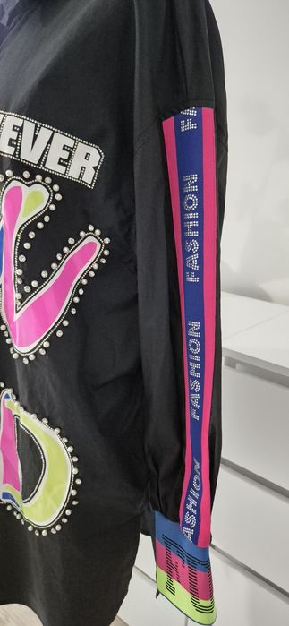 Czarna sukienka koszulowa z kolorowymi napisami L XL