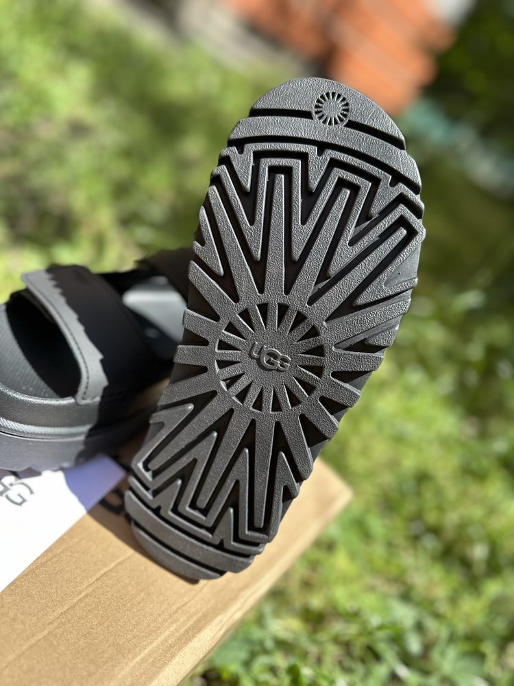 Босоніжки UGG у чорному кольрі