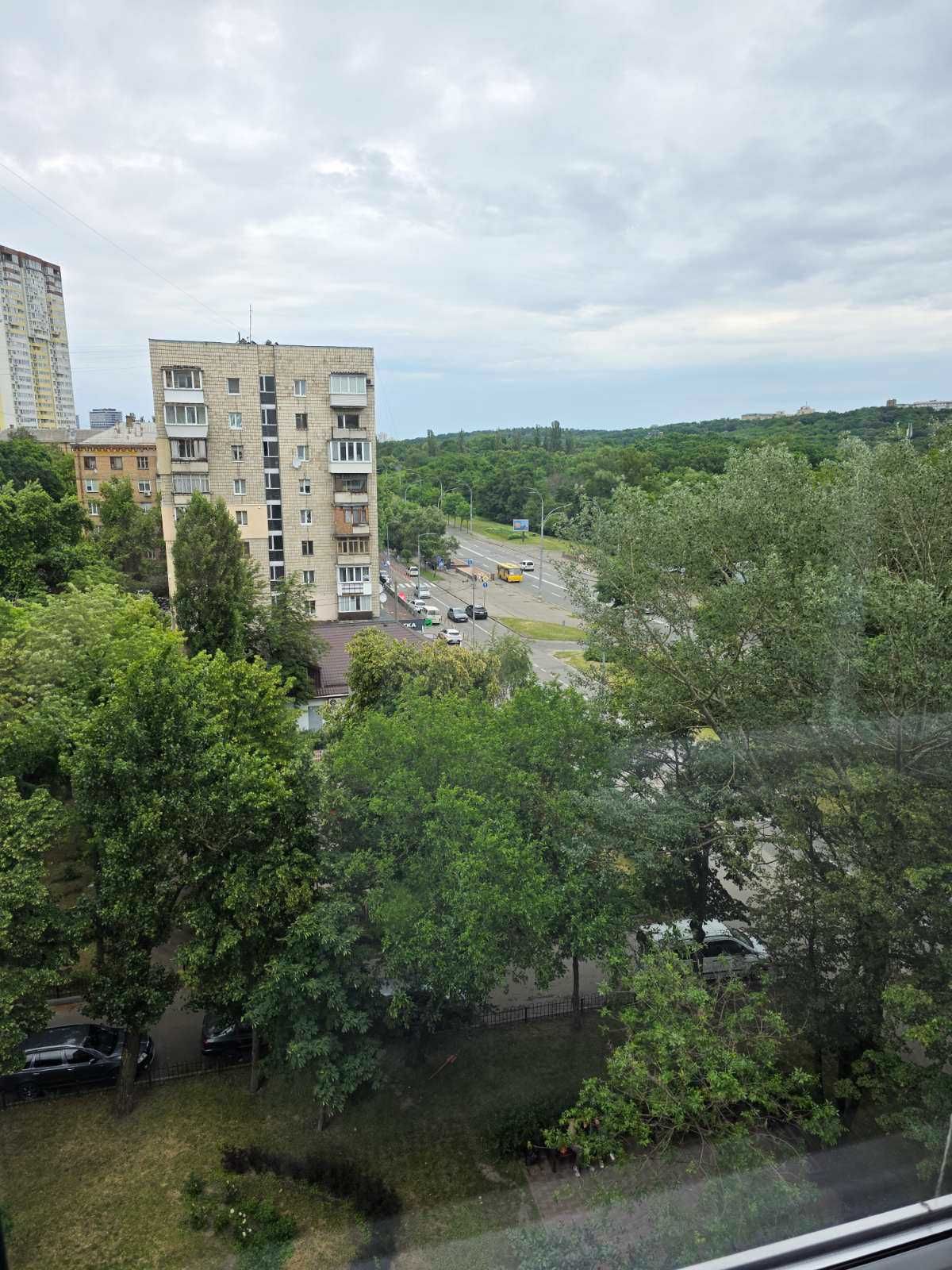 Голосіївський р-н, пр. Голосіївський 108, 1 кім. 18000грн. Без комісії