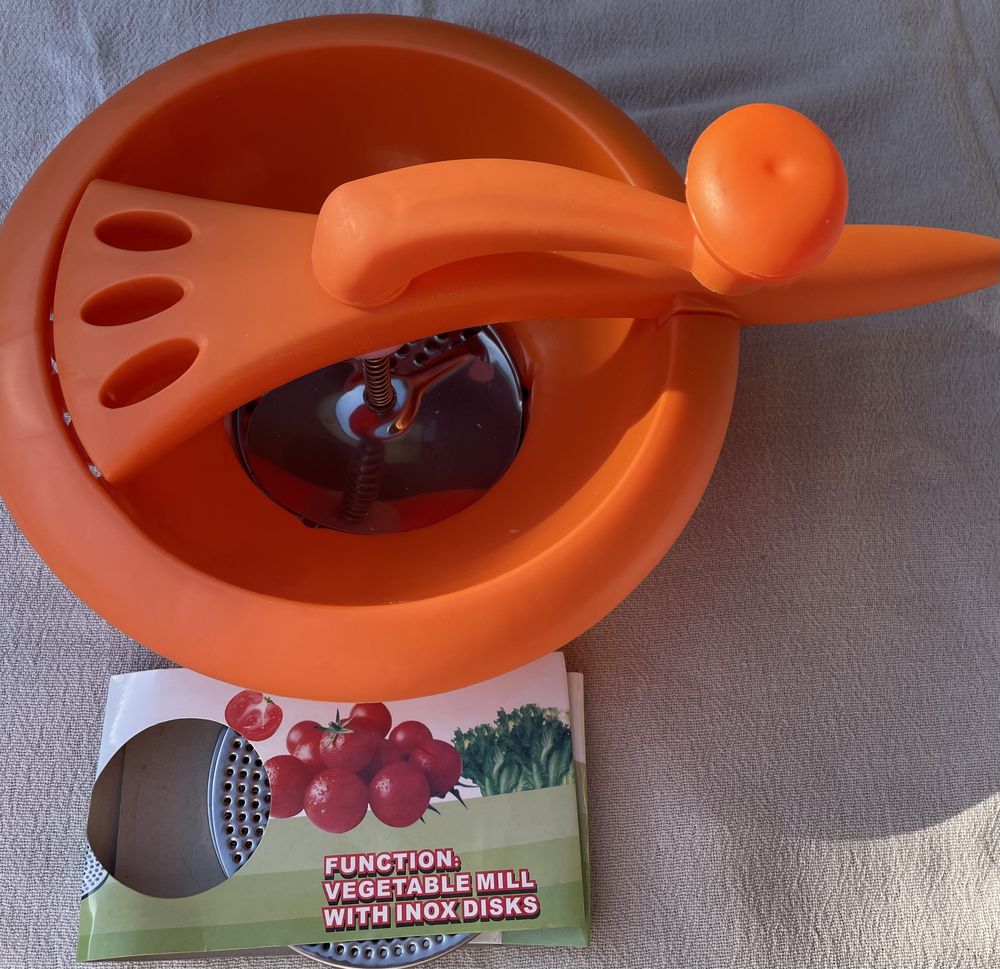 Passvite de cor laranja, em plástico, com três adaptadores
