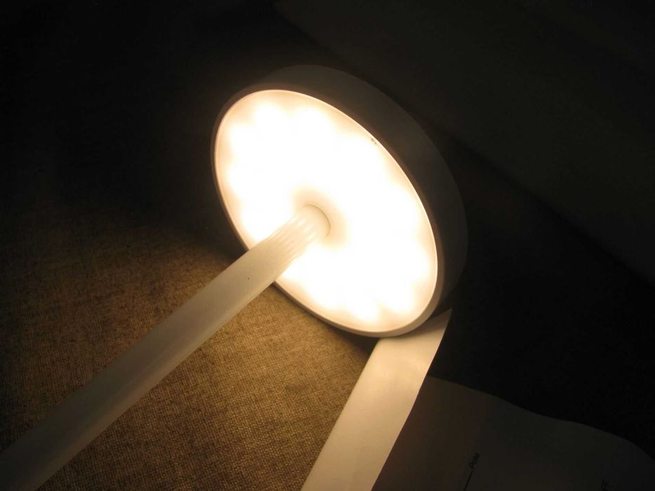 Акумуляторна настільна LED лампа у скандинавському стилі