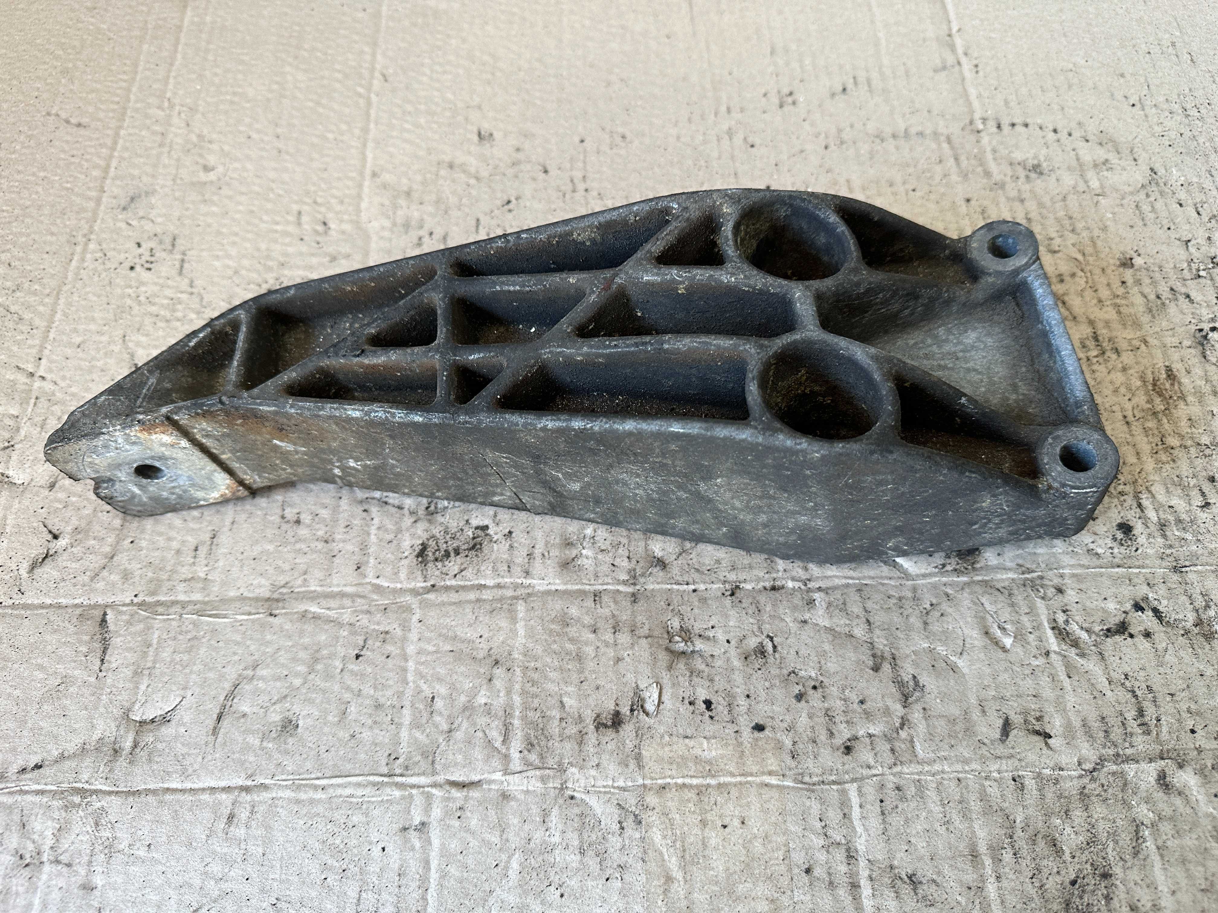 Кронштейн подушки двигателя правый Opel Vectra B  90497235