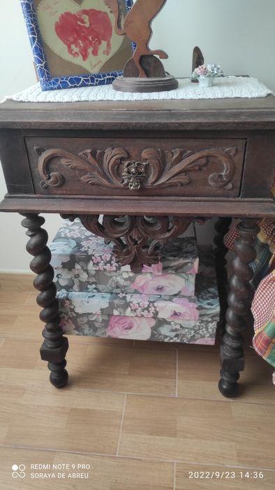 Mobília antiga cama + 2 mesas de cabeceira