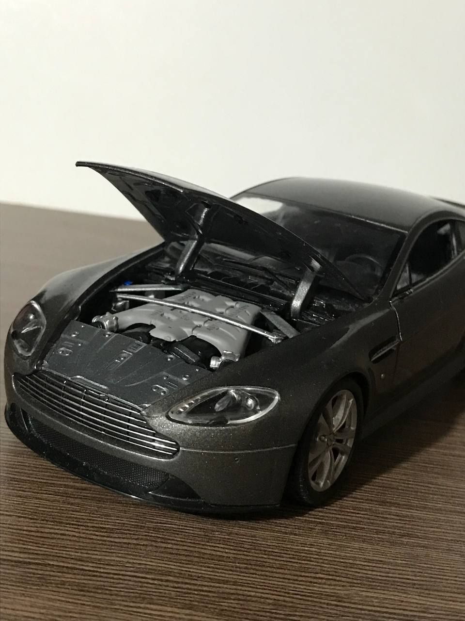 Aston Martin V12 Vantage 1/24 Welly