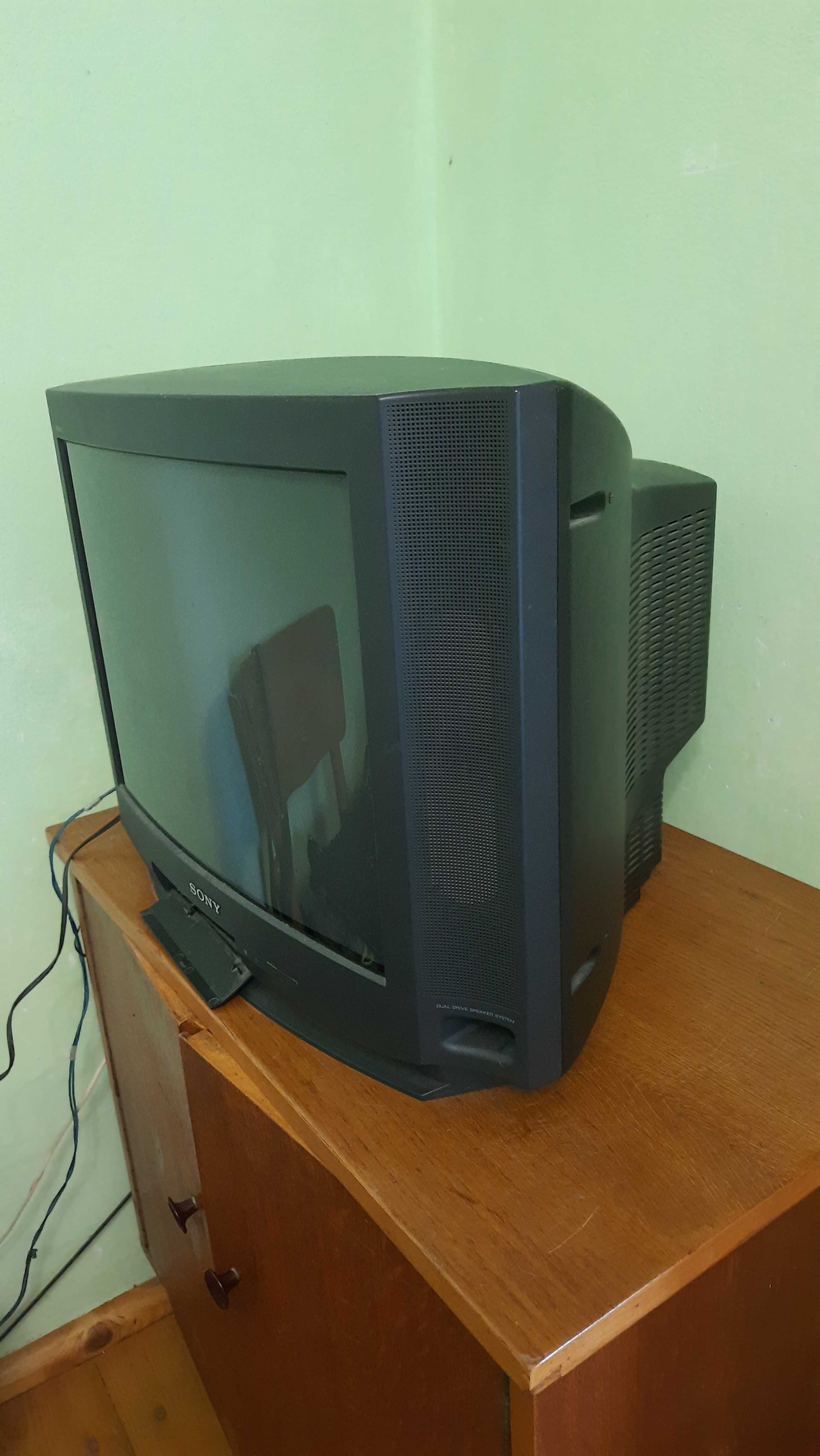 Телевізор SONY  б/у, і магнітофон Маяк М-240С-1