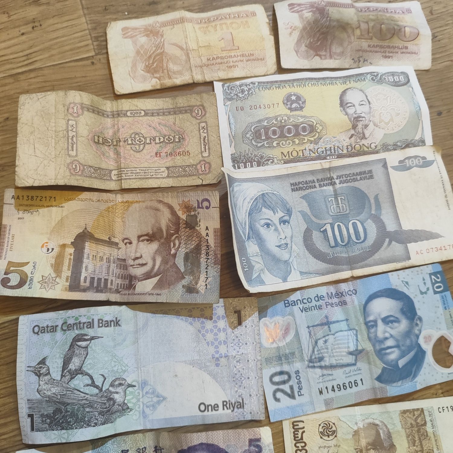 Старі банкноти, з різних країн