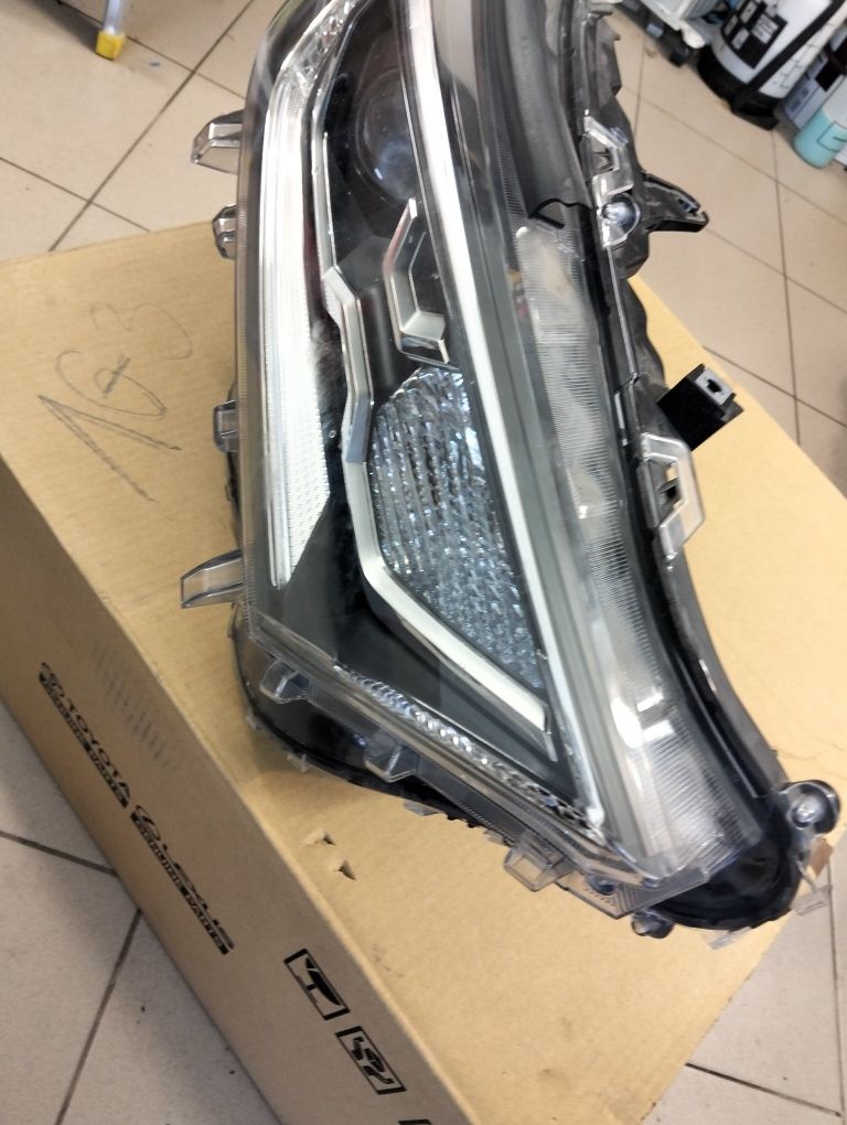 Lampa przednia prawa RAV4 v
