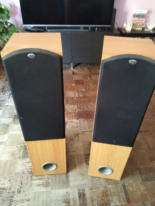 Duas coluna e subwoofer