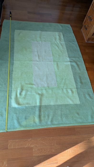 Tapete verde em bom estado