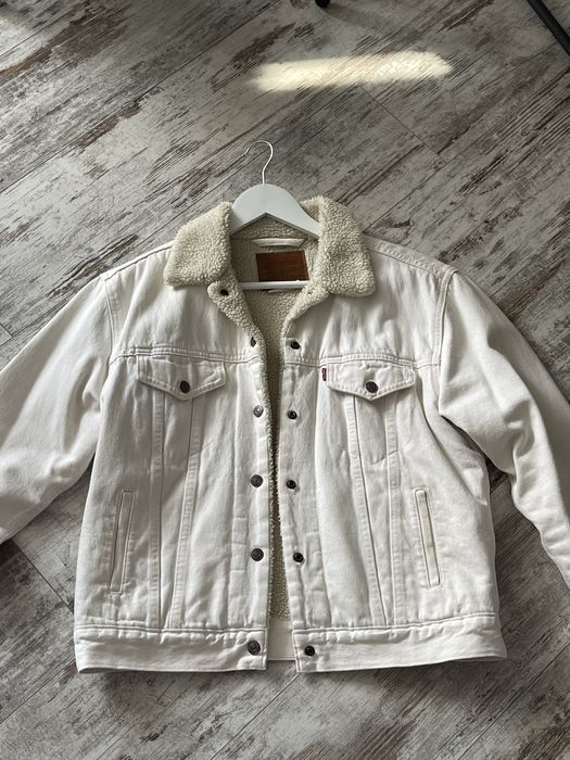 Продам жіночу джинсову куртку(шерпа) Levis
