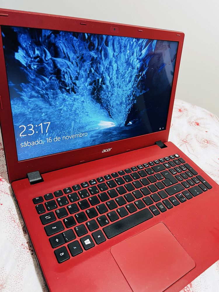 Computador portatil ACER vermelho.