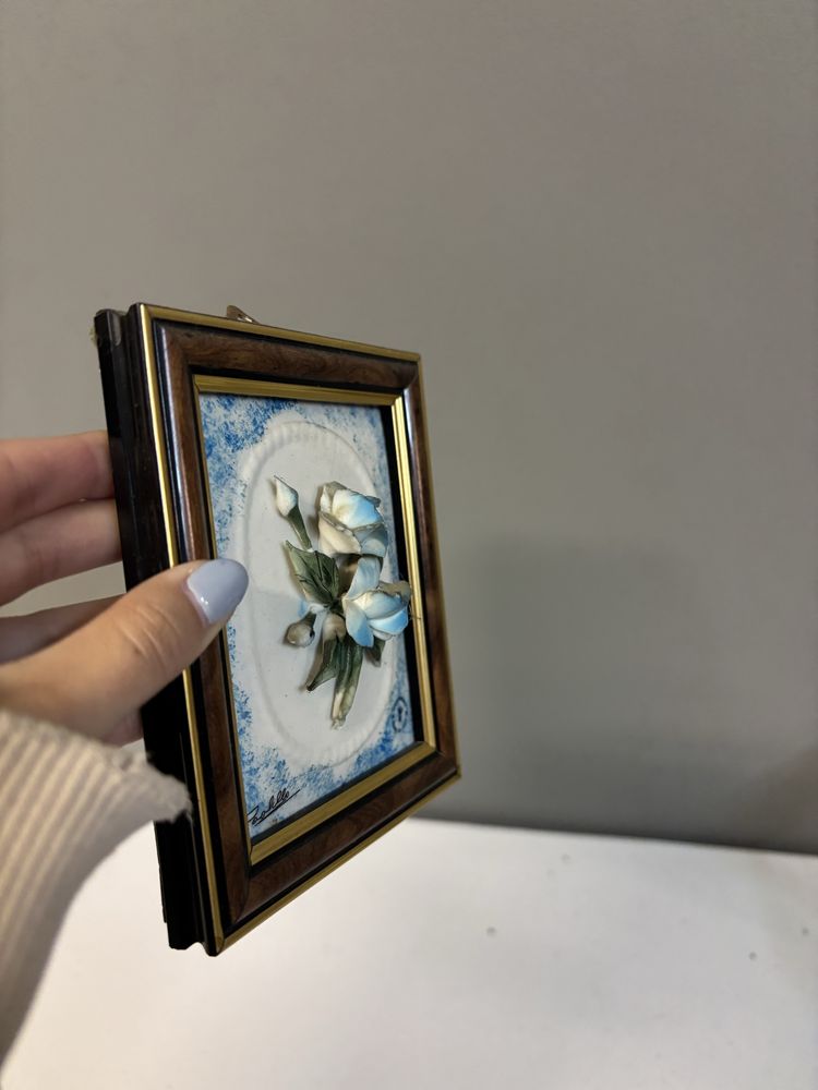 Quadros com flores feitas de louça