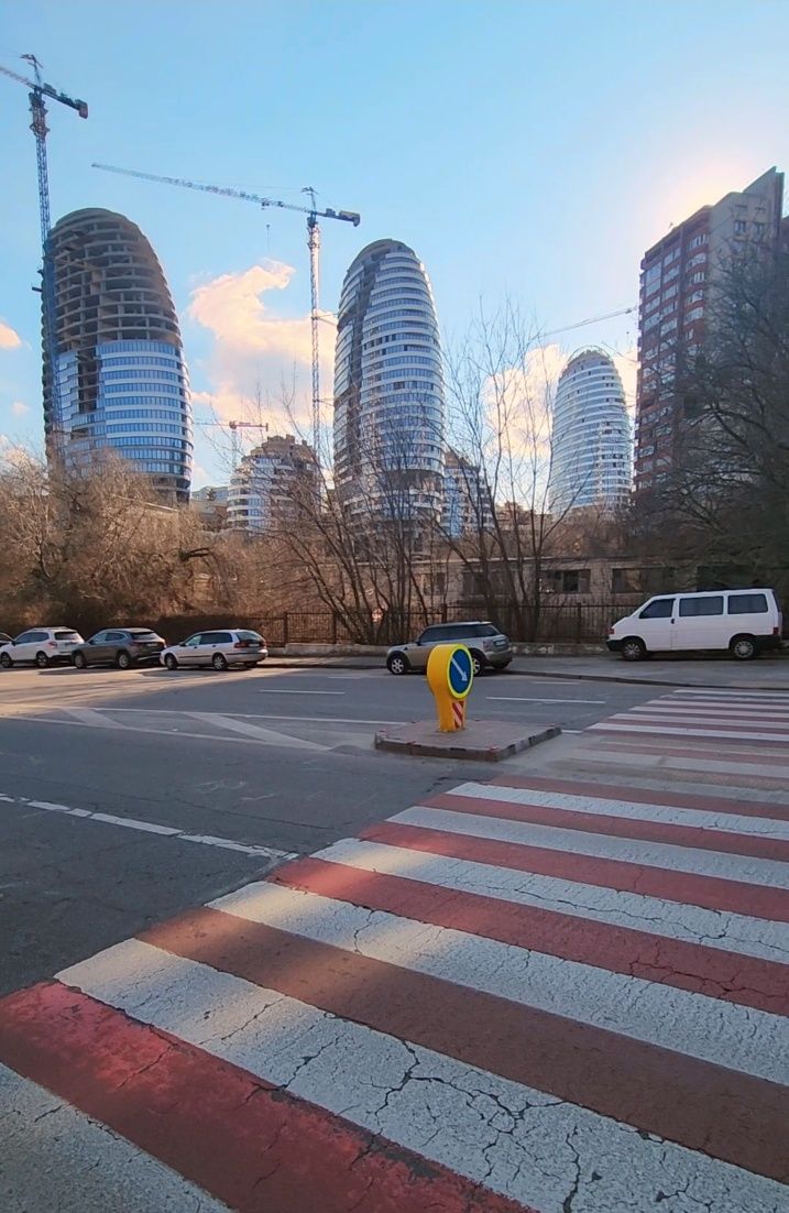 0.4 га. Метро Печерская. + здание 900кв.м. 2.3млн.$