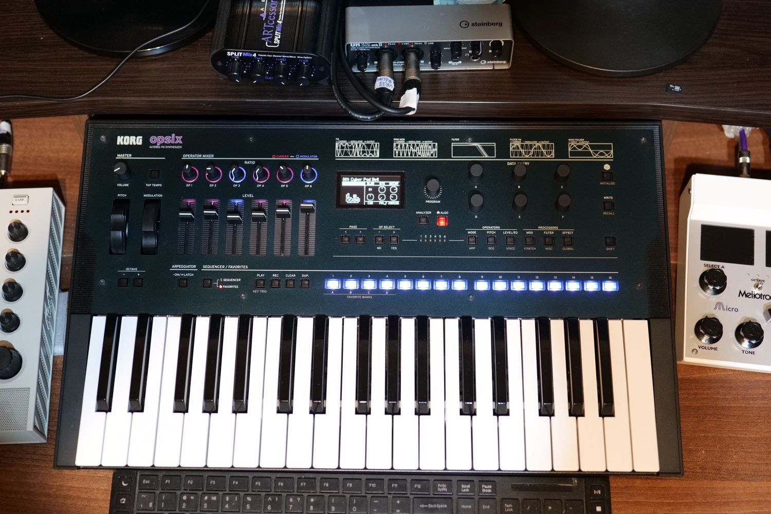 Продам FM синтезатор Korg Opsix