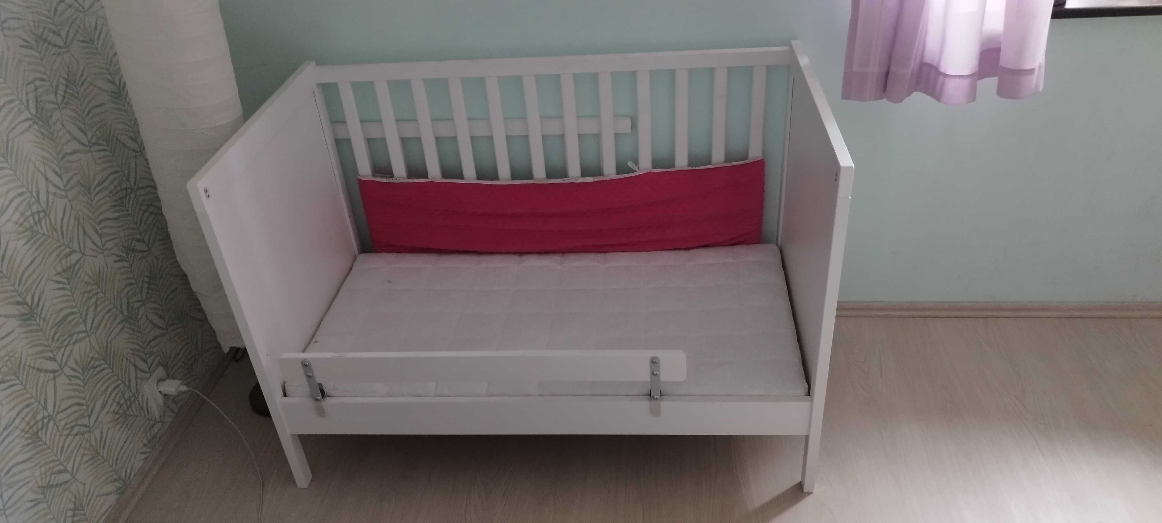 Łóżeczko dziecięce Ikea Sundvik z dodatkową belką i materacem