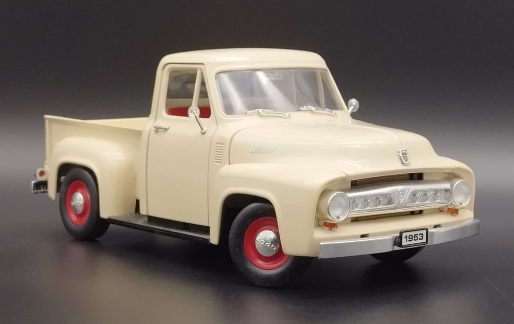 1:18 Road Legends  Ford Pick Up 1953 Colonial White model