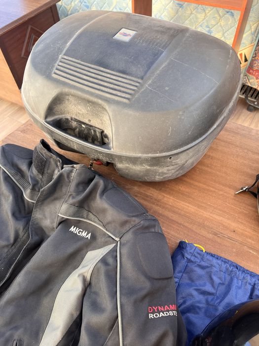 Capacetes, blusão e mala para mota