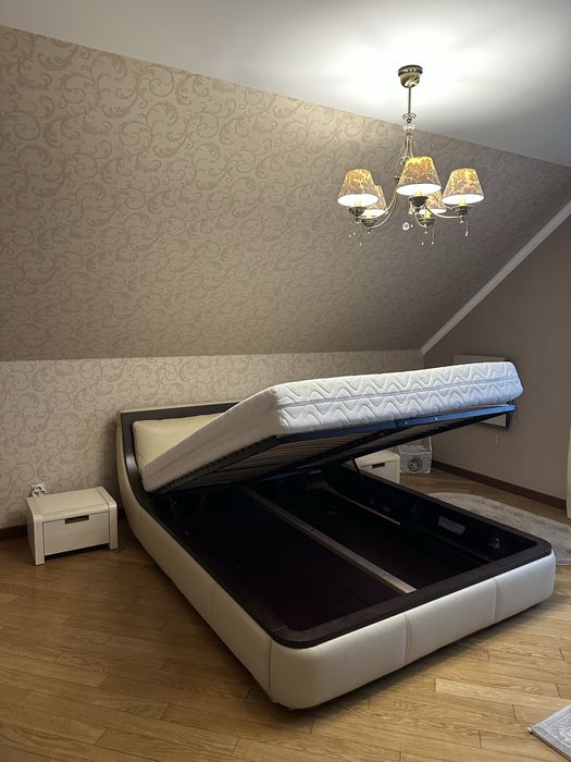 Ліжко двохспальне з приліжковими тумбочками