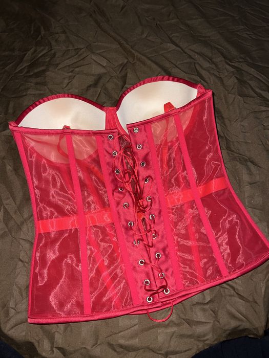 Корсет червоного кольору на шнурку