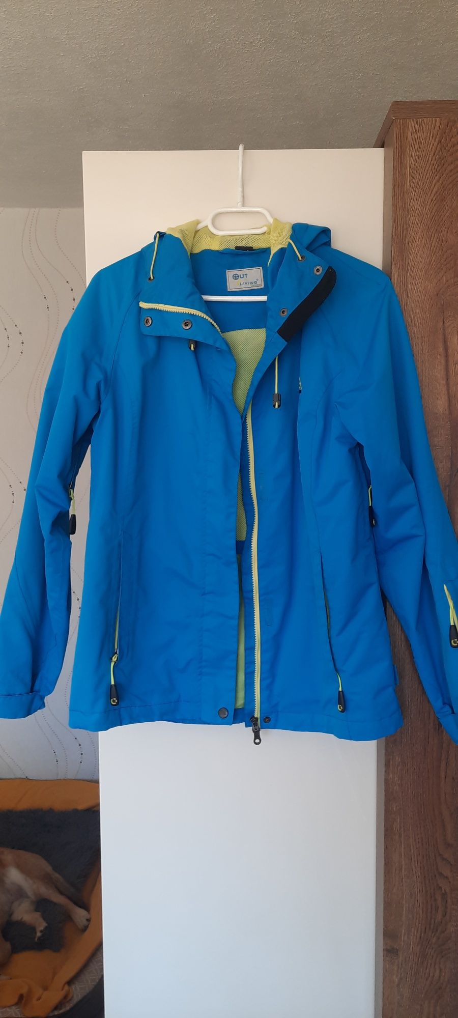 Niebieska kurtka typu softshell