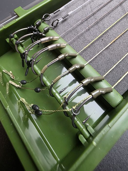 8 x przypony karpiowe #6 zadzior w piórniku