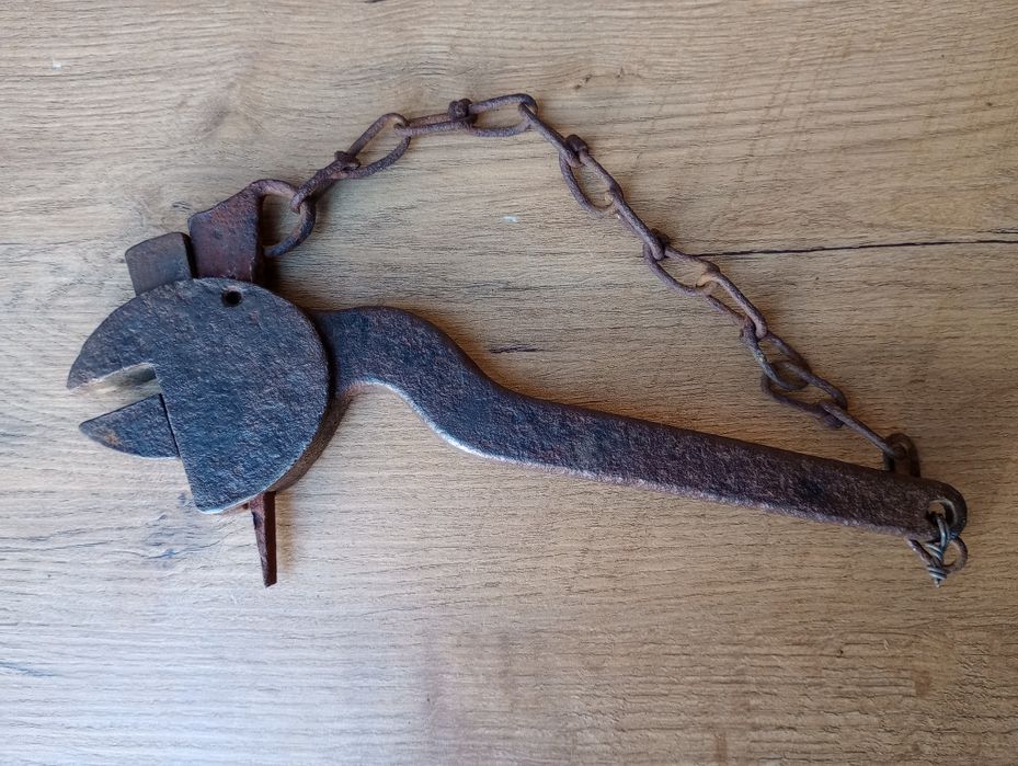 Zabytkowy klucz nastawny. Wyrób kowalski. Retro