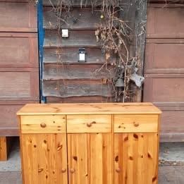 Komoda z litego drewna sosnowego – solidna, naturalna i pojemna