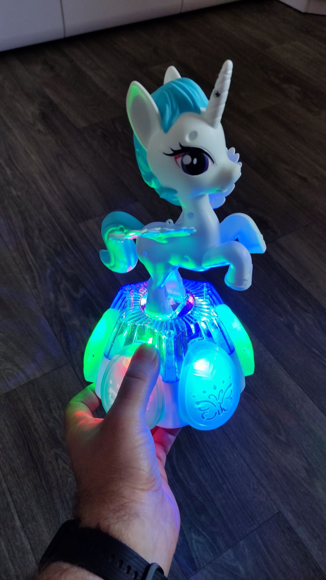 Zabawk dla dzieci Konik Pony gra i świeci