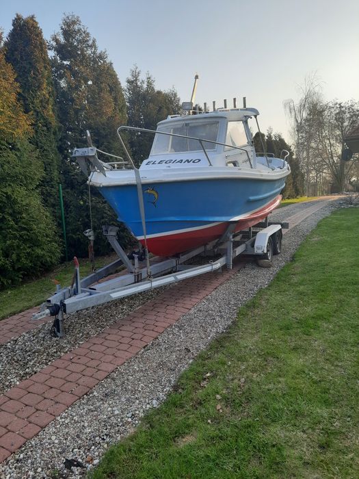 Łódź motorowa z przyczepą