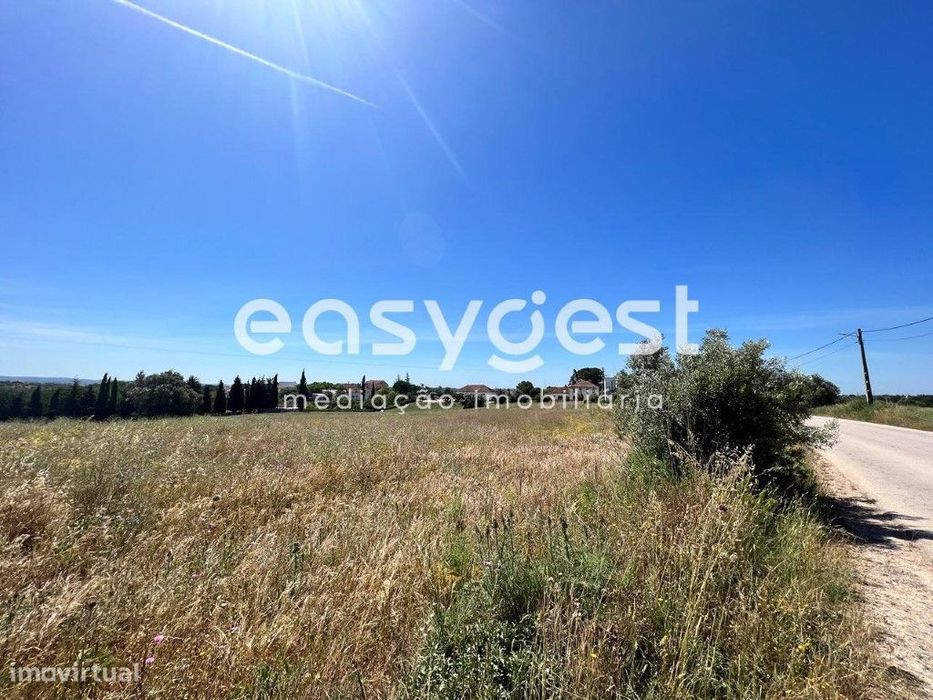 Terreno misto com 13720m2 totais , com vista desafogada e bons acessos