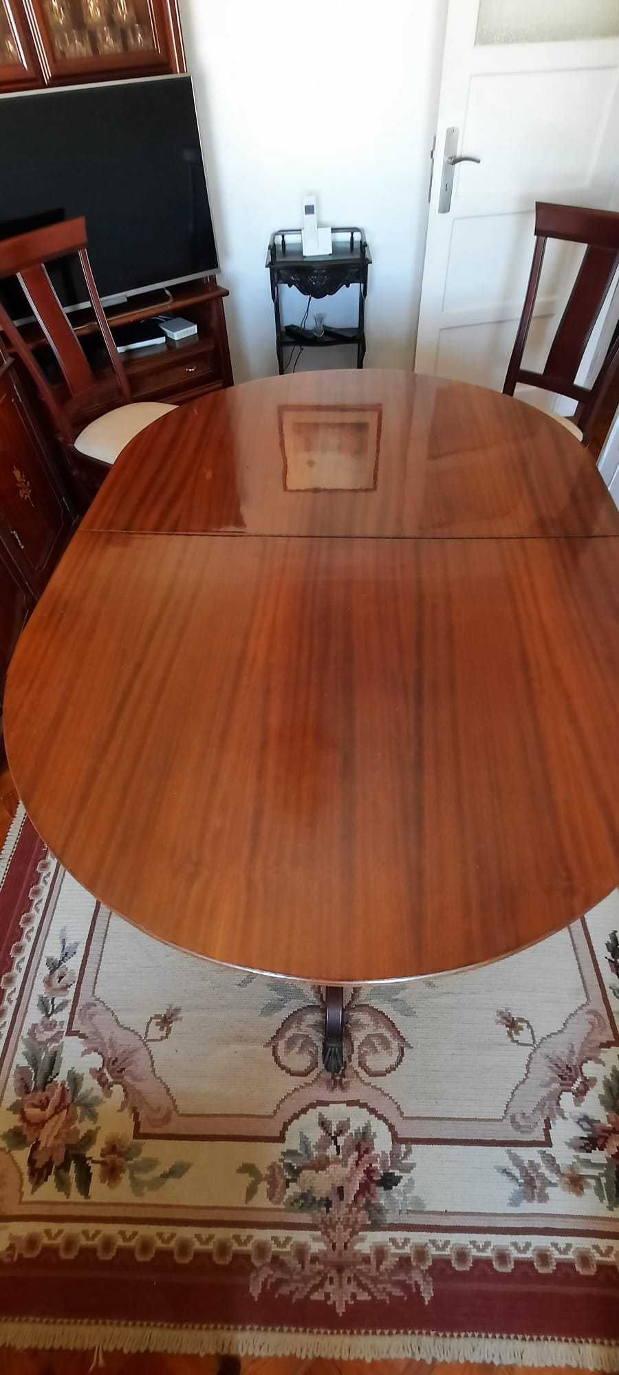 Mesa de jantar antiga de madeira maciça