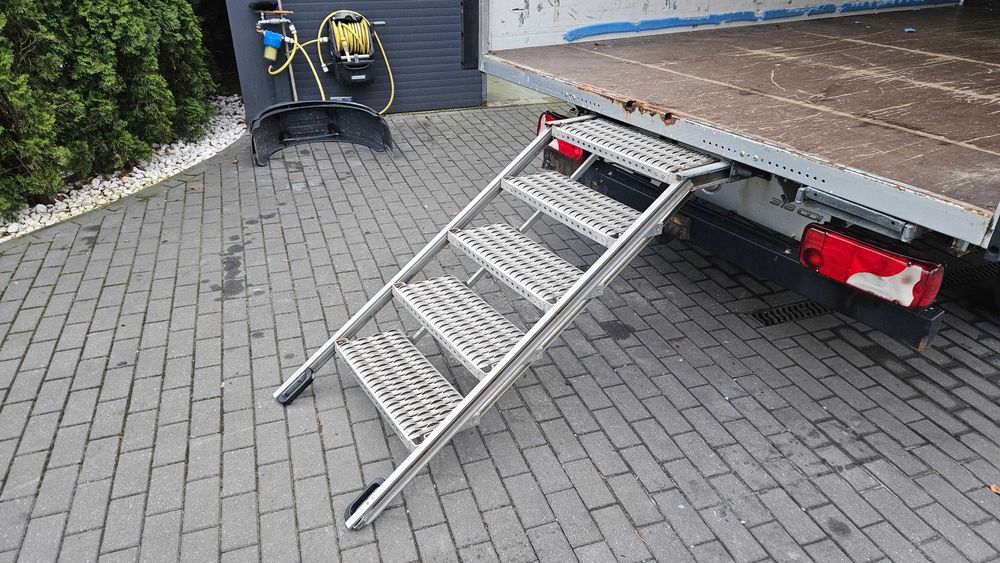 Schodki do wchodzenia do kontenera