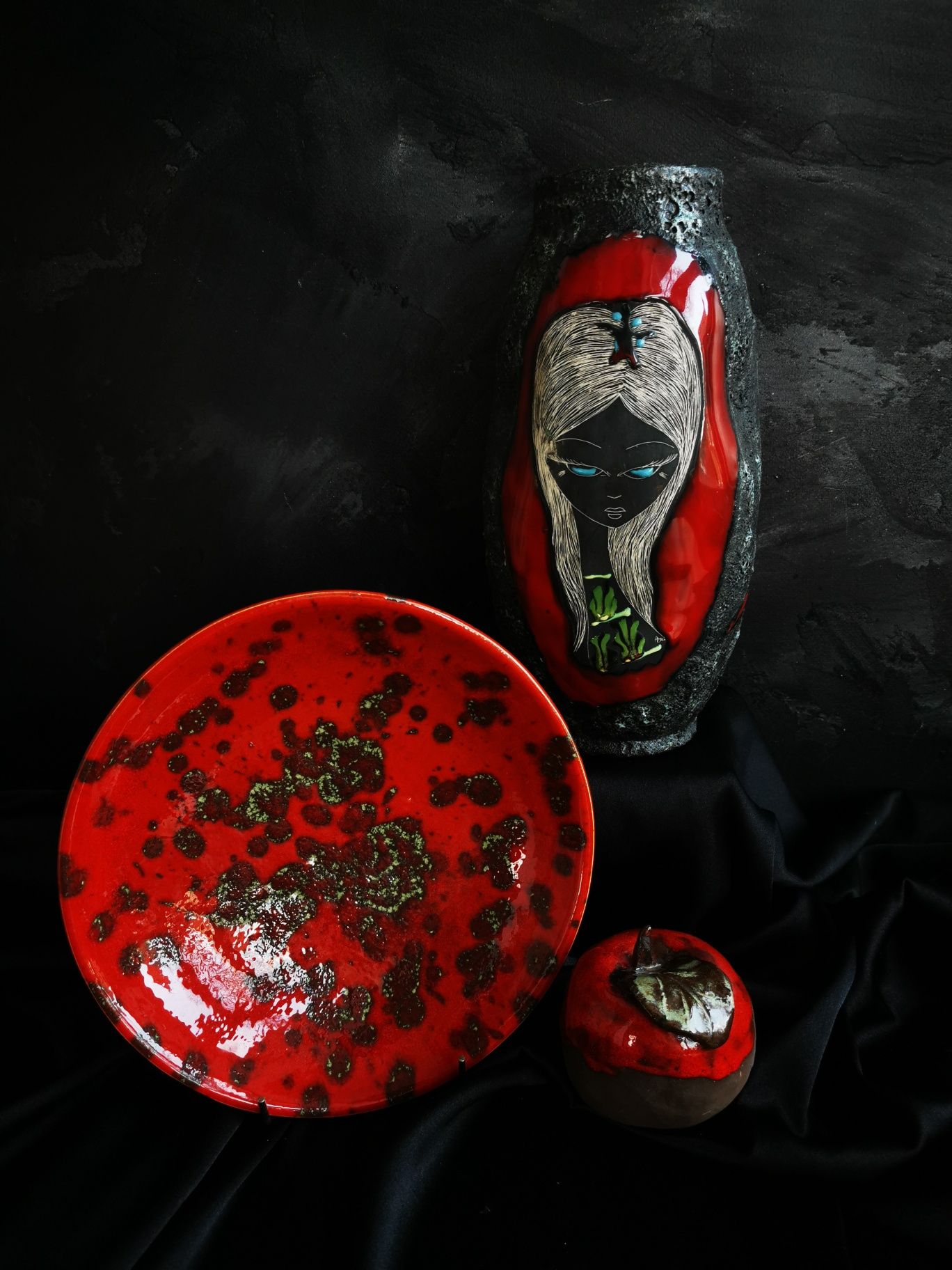 Ceramiczna misa w cętki, czerwony kolor, na nóżkach UNIKAT