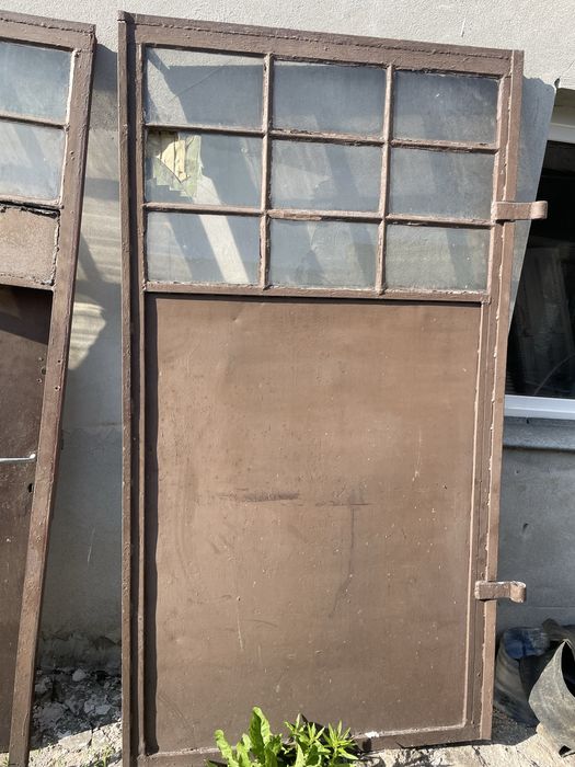 Drzwi garażowe stare metalowe