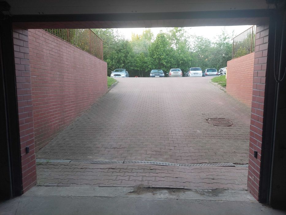 Garaz inwestycyjny z najemca lub bez.4.800zl przychodu rocznie.