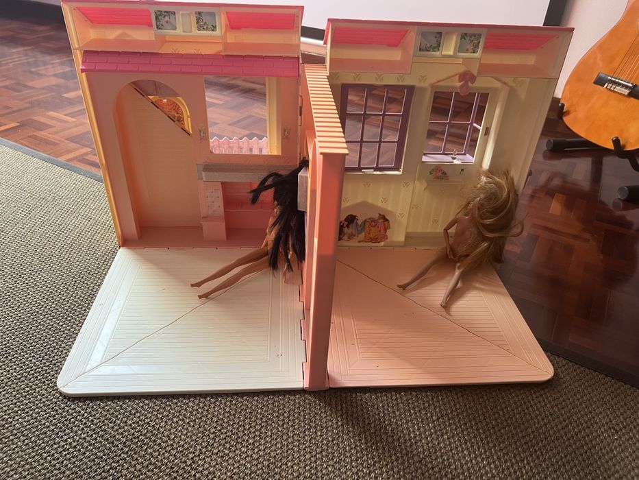 Casa de barbie com duas barbies