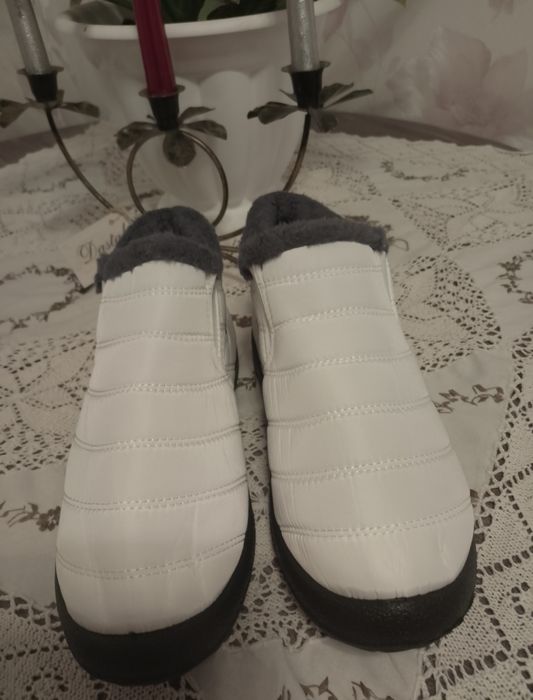 Продам нові жіночі теплі снігові чобіткі.