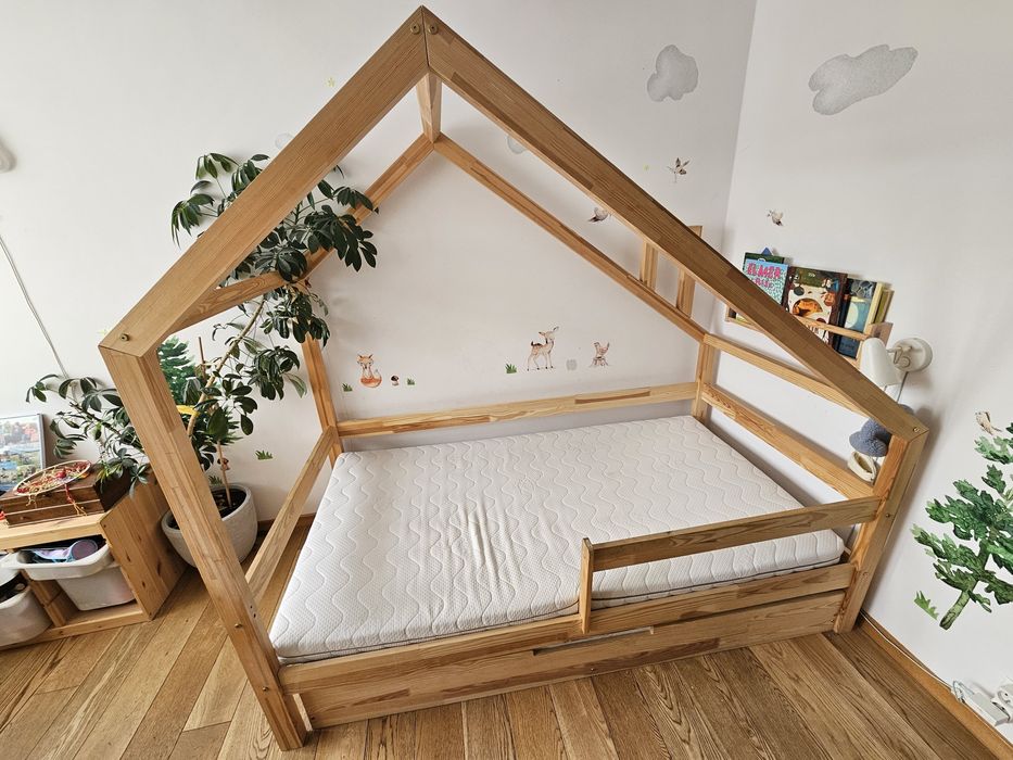 Duże solidne łóżko dziecięce 100x190 - domek z szufladą i dwoma matera