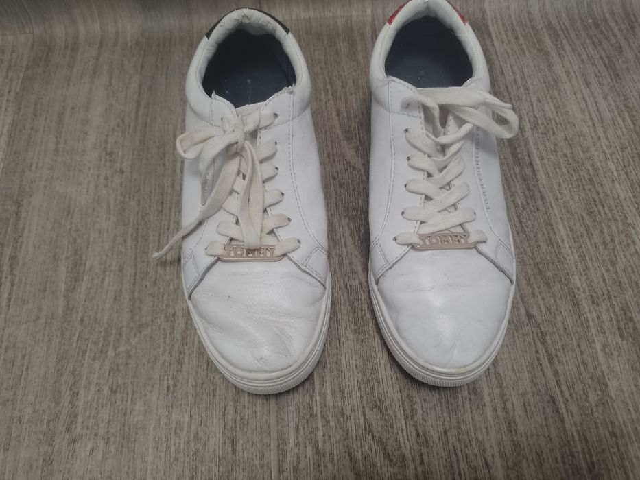 Sprzedam damskie buty firmy Tommy Hilfiger rozmiar 37.