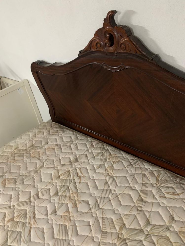 Cama de casal em madeira