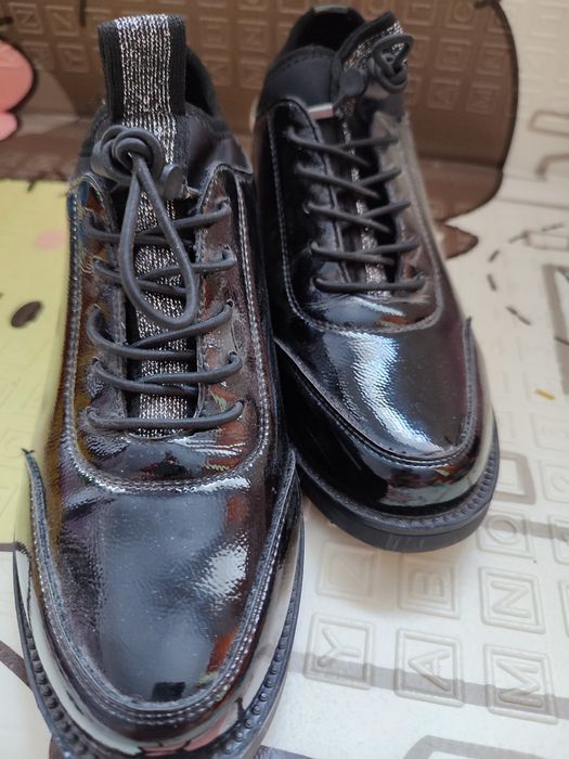 Шкіряні туфлі, чобітки, оксфорди, лофери